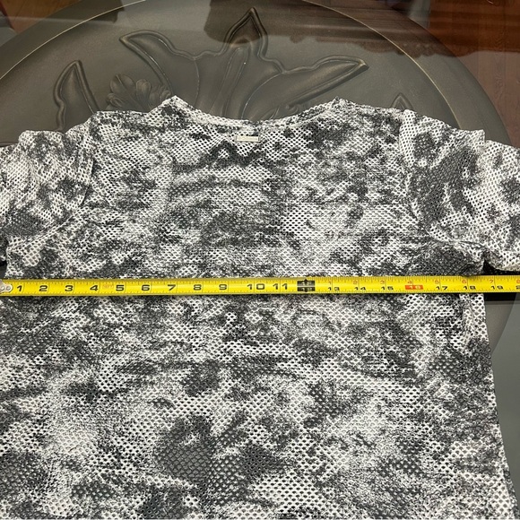Columbia women’s Black and Gray Patterned mesh shirt - Picture 7 of 7